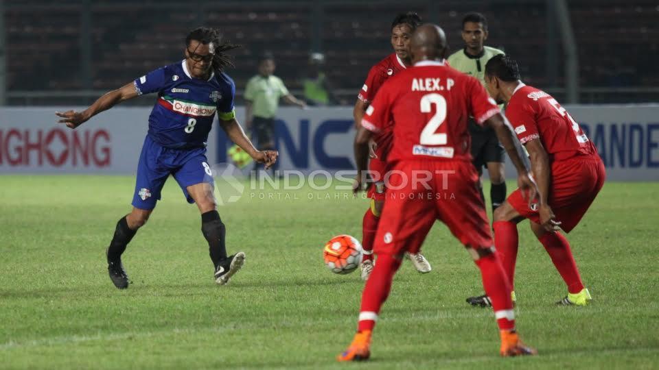 Pemain Calcio legend, Edgar Davids (kiri) dijaga tiga pemain Primavera Baretti.